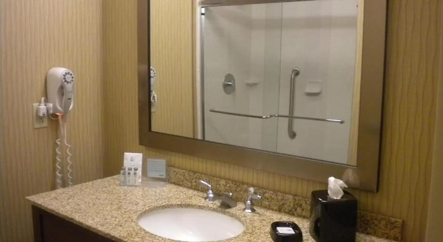 Hampton Inn & Suites Cincinnati/Uptown-University Area Badezimmer