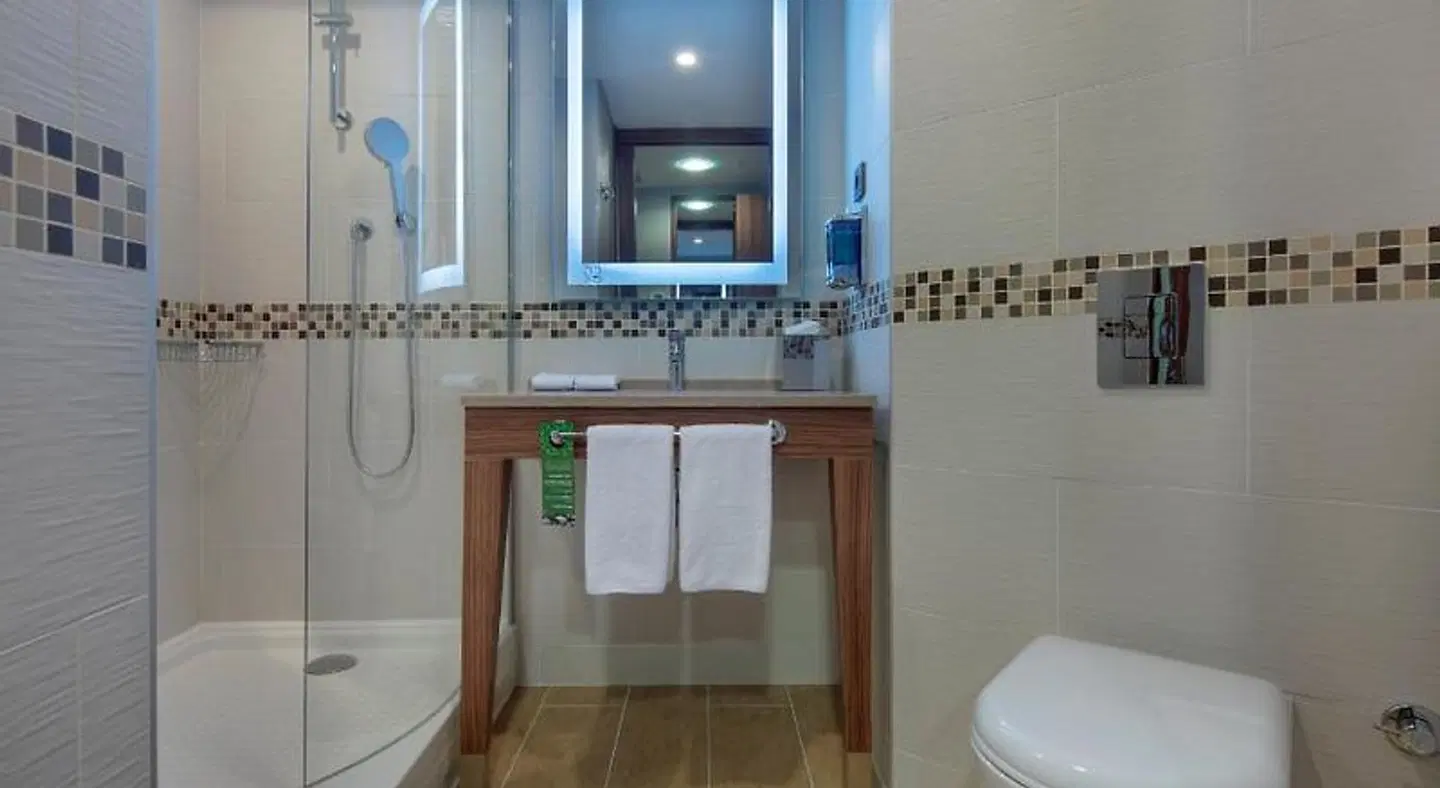 Hampton by Hilton Istanbul Kayasehir Badezimmer