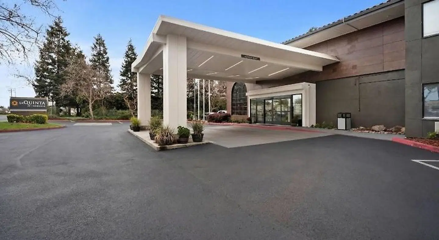 La Quinta Inn & Suites by Wyndham Oakland - Hayward EXTERIOR