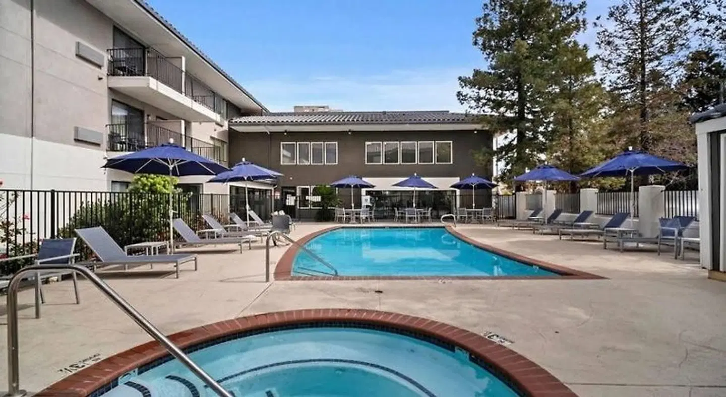 La Quinta Inn & Suites by Wyndham Oakland - Hayward OUTDOOR_POOL