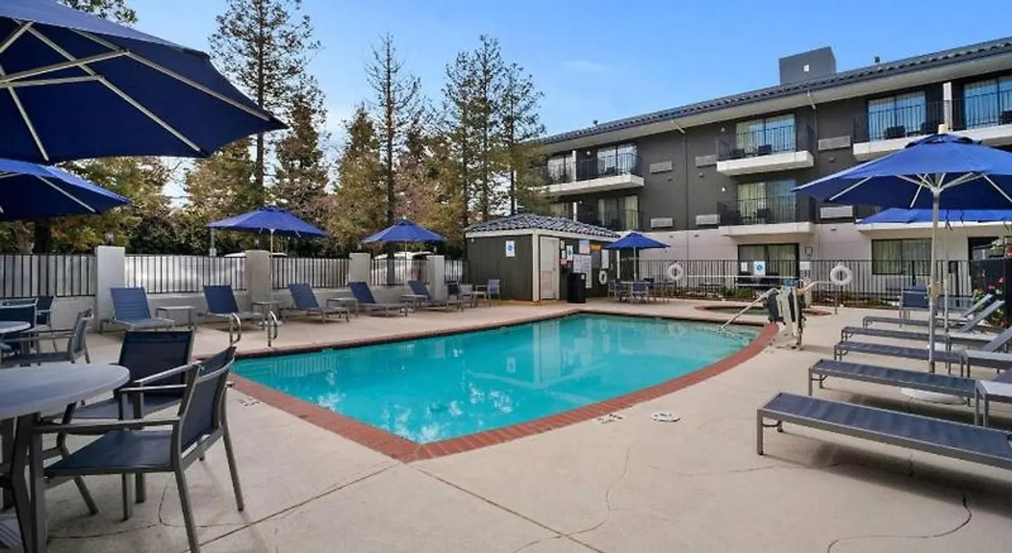 La Quinta Inn & Suites by Wyndham Oakland - Hayward OUTDOOR_POOL