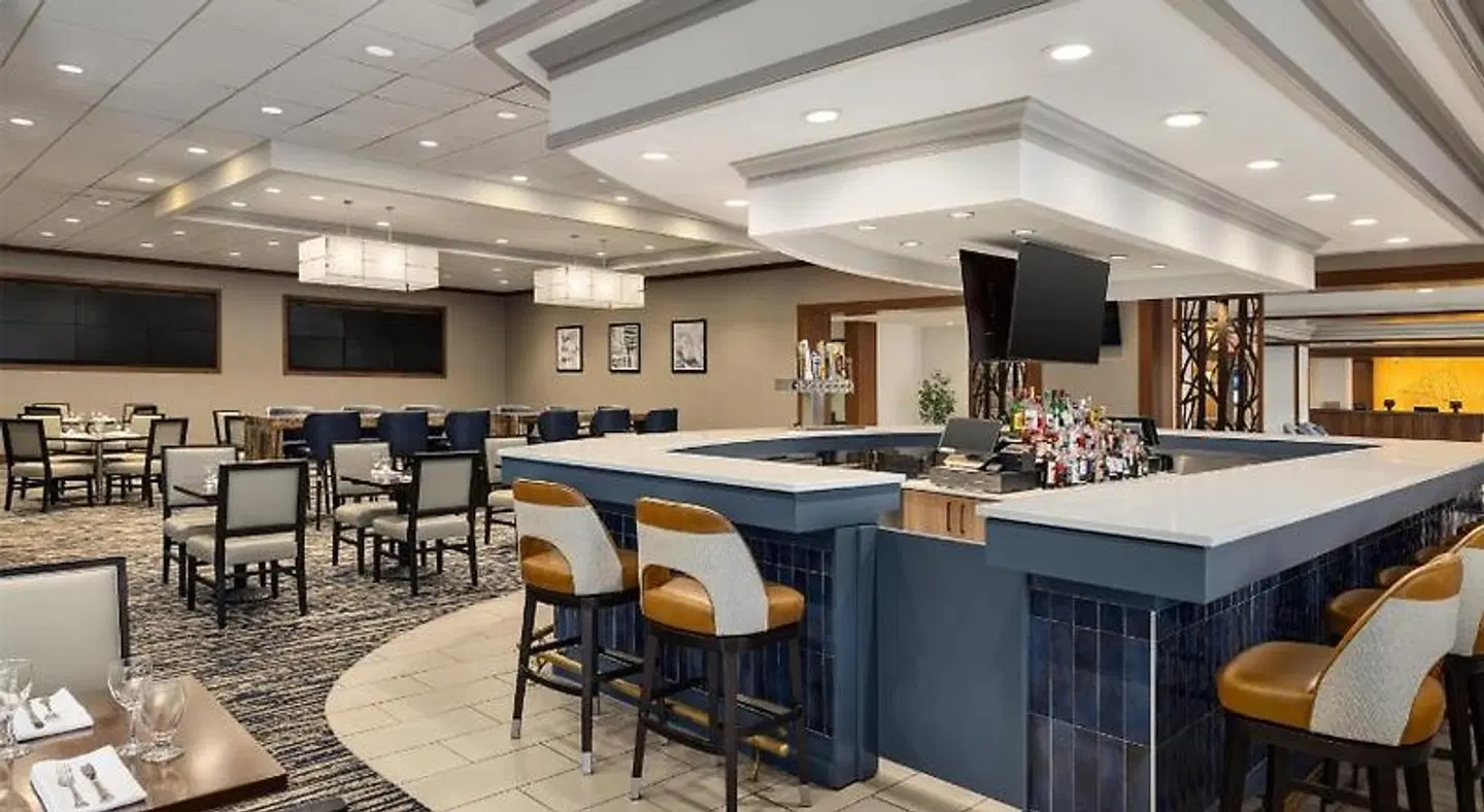DoubleTree by Hilton Pittsburgh-Green Tree Bar