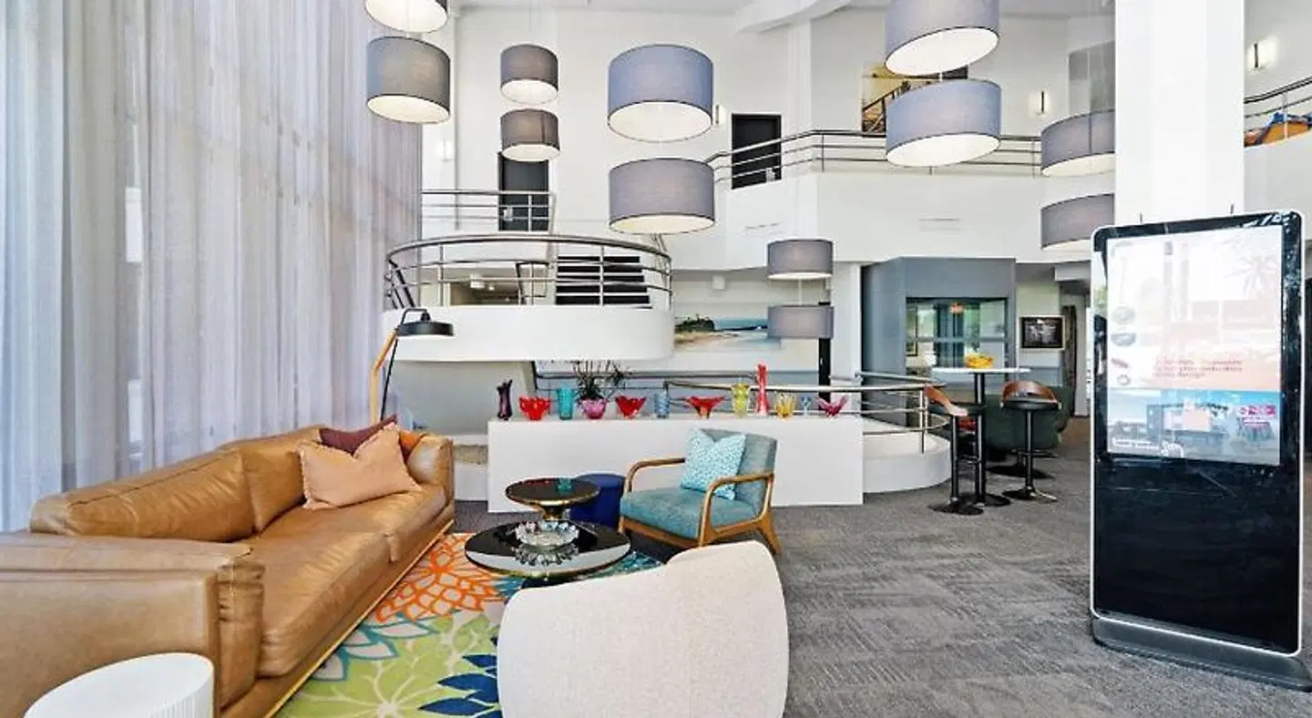 Best Western Plus Apollo International Bar