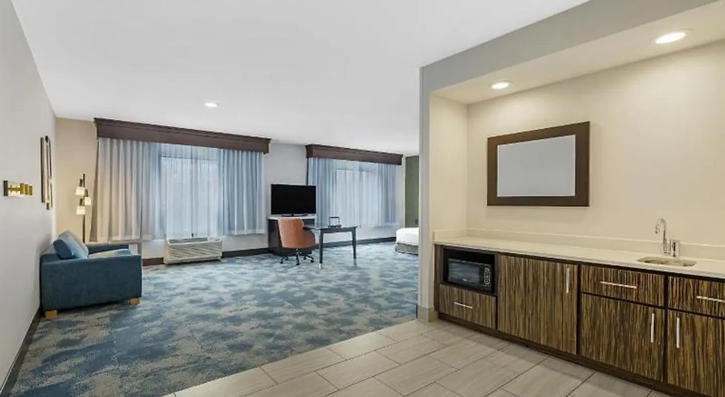 Hampton Inn & Suites Bend ROOM_EXAMPLE