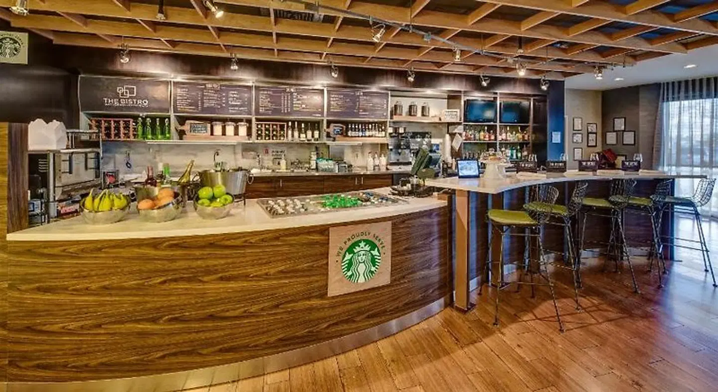 Courtyard by Marriott Alexandria Bar