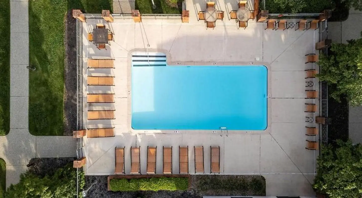 Courtyard by Marriott Louisville East OUTDOOR_POOL