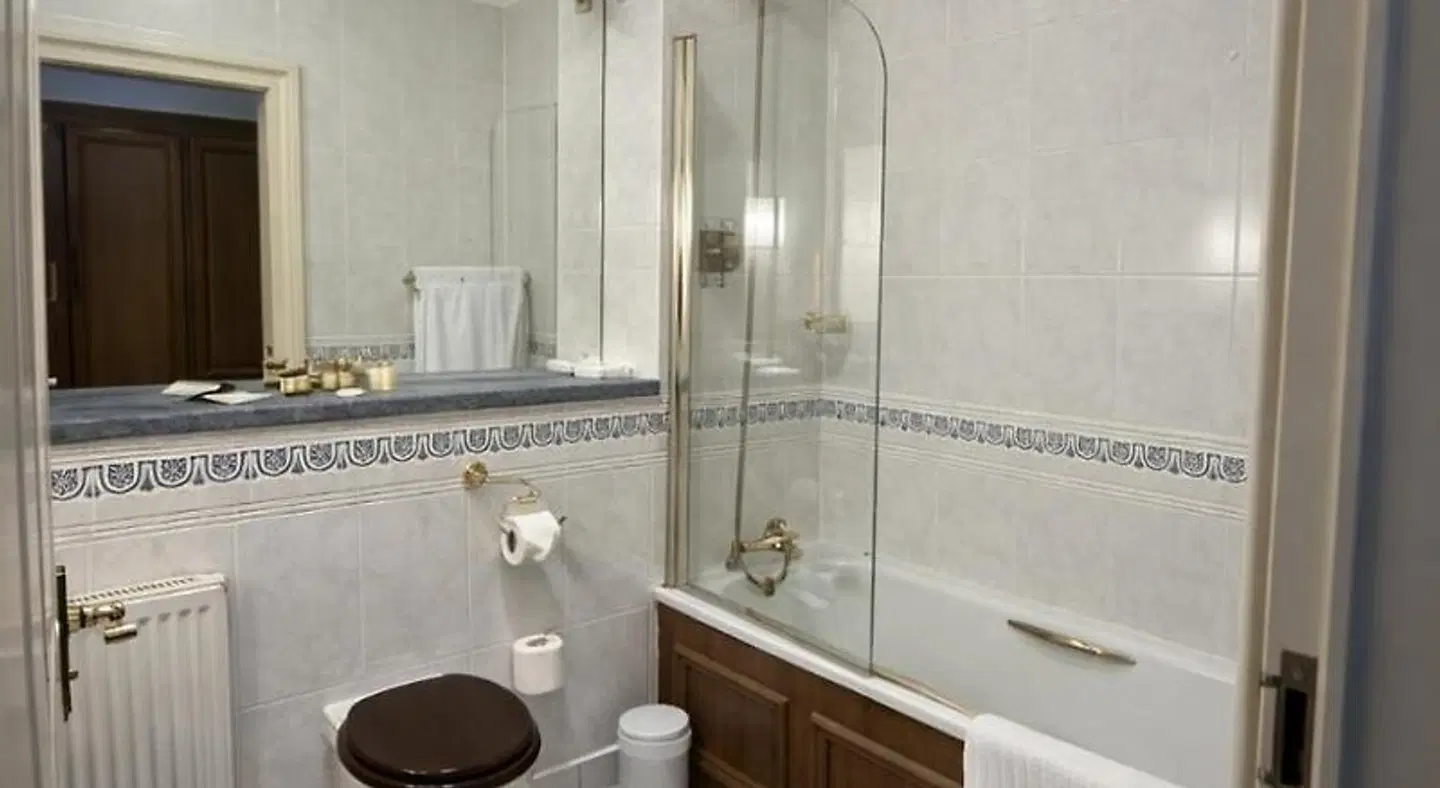 Tre-Ysgawen Hall, Country House Hotel & Spa Badezimmer