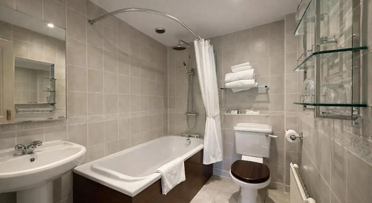 Tre-Ysgawen Hall, Country House Hotel & Spa Badezimmer