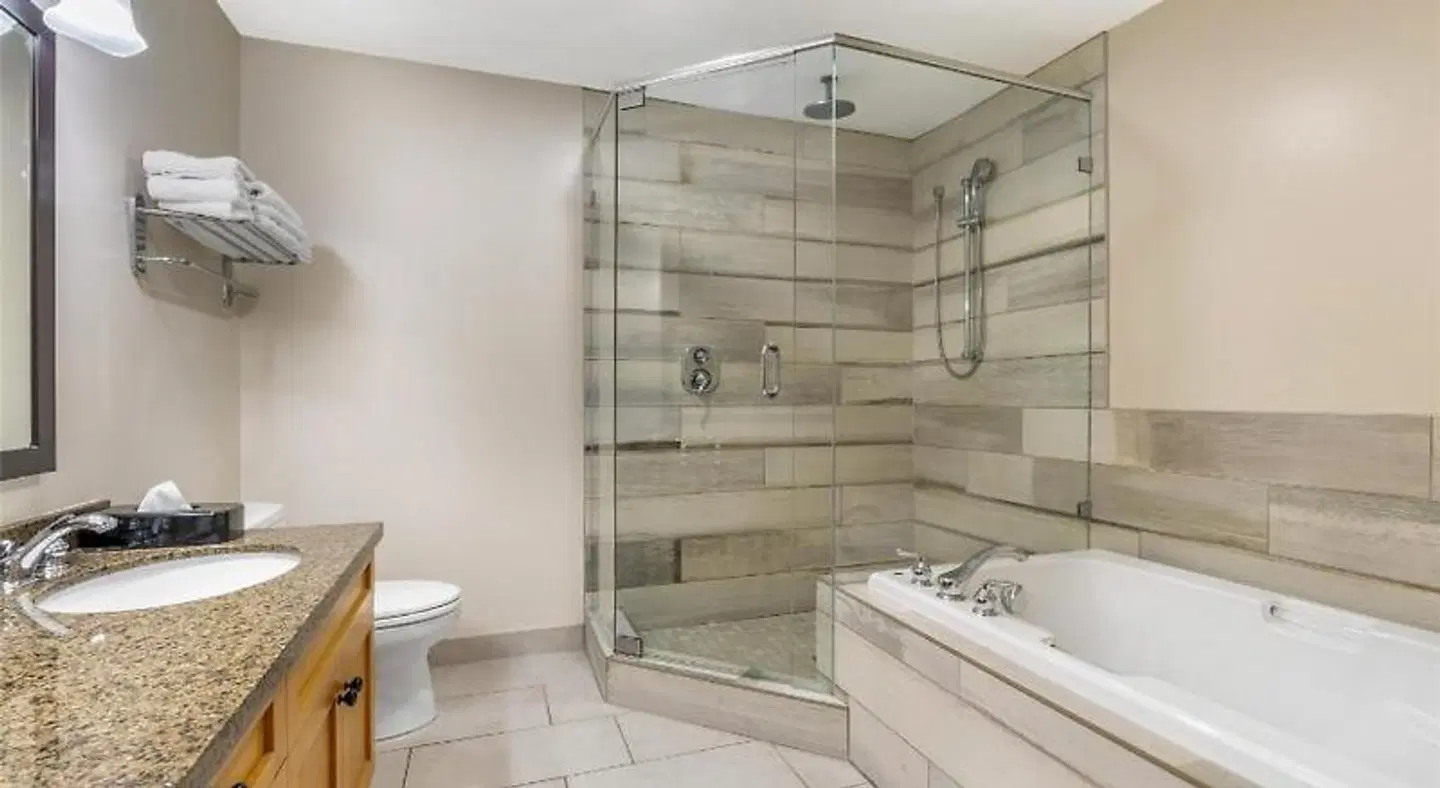 Best Western Plus Country Meadows Inn Badezimmer