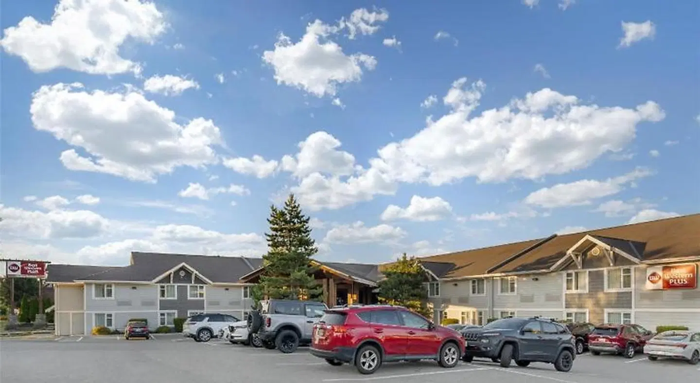 Best Western Plus Country Meadows Inn EXTERIOR