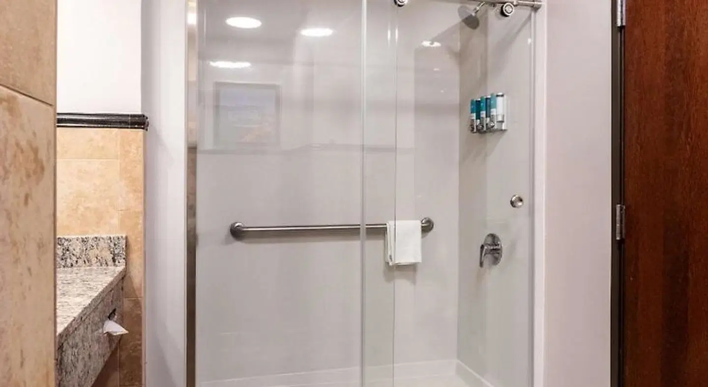 Drury Plaza Hotel Broadview Wichita Badezimmer