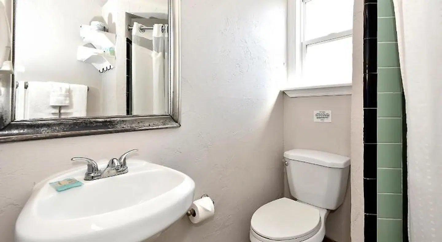 Shoreline All Suites Inn & Cabana Colony Cottages Badezimmer