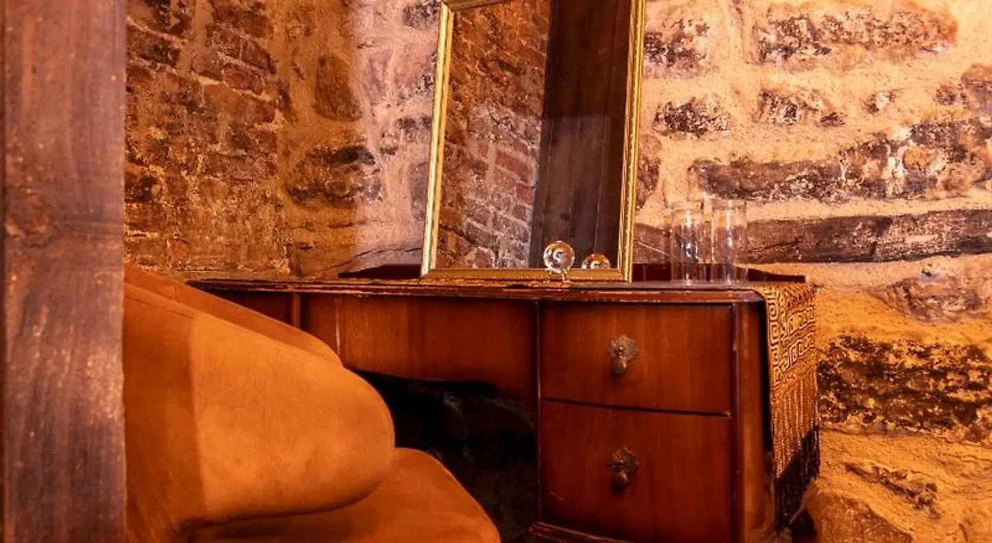 The Dirty Bottles Inn ROOM_EXAMPLE