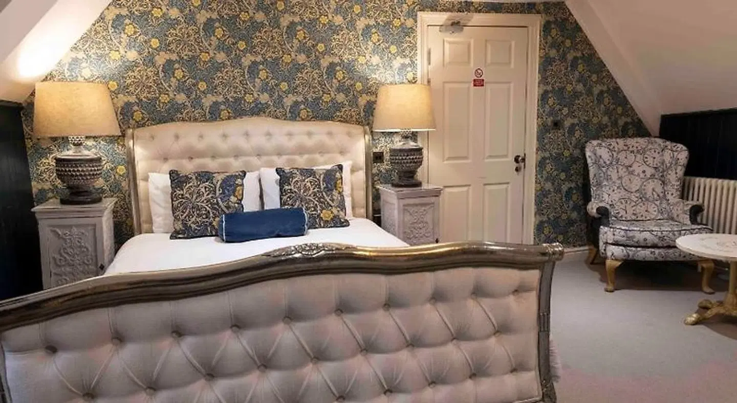 The Dirty Bottles Inn ROOM_EXAMPLE