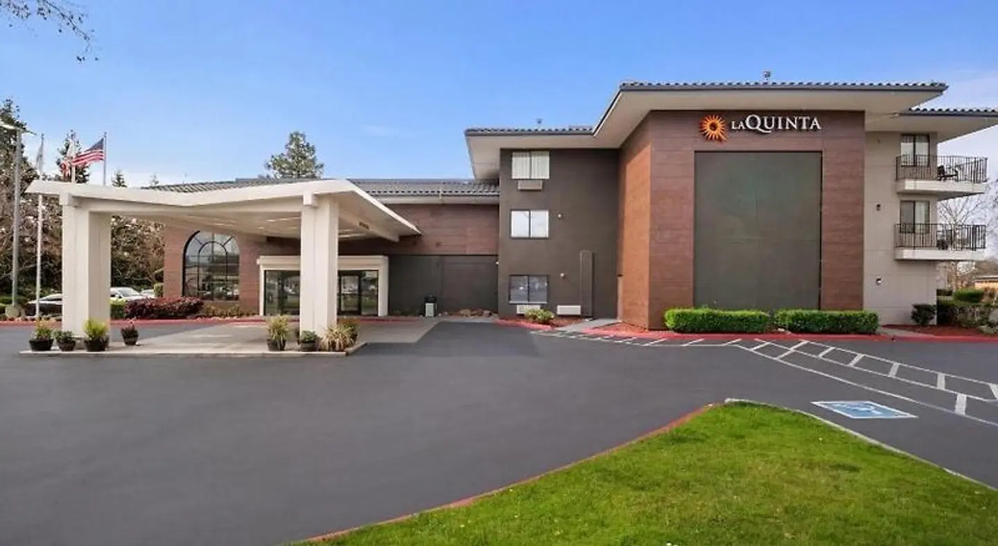 La Quinta Inn & Suites by Wyndham Oakland - Hayward EXTERIOR