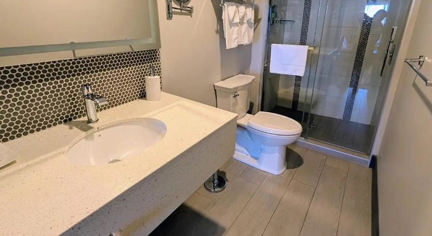 Motel au Vieux Piloteux Badezimmer