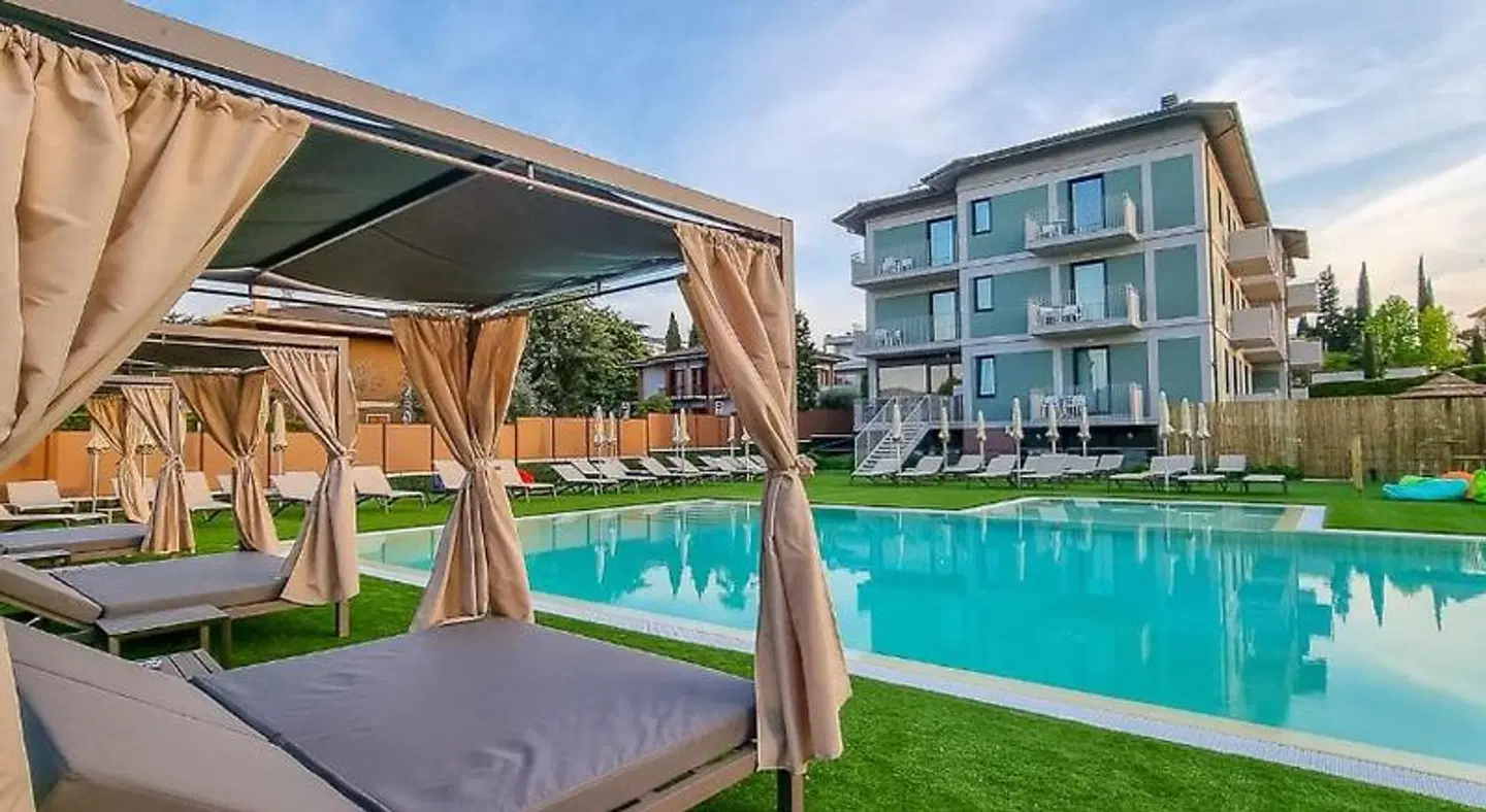 Puccini OUTDOOR_POOL