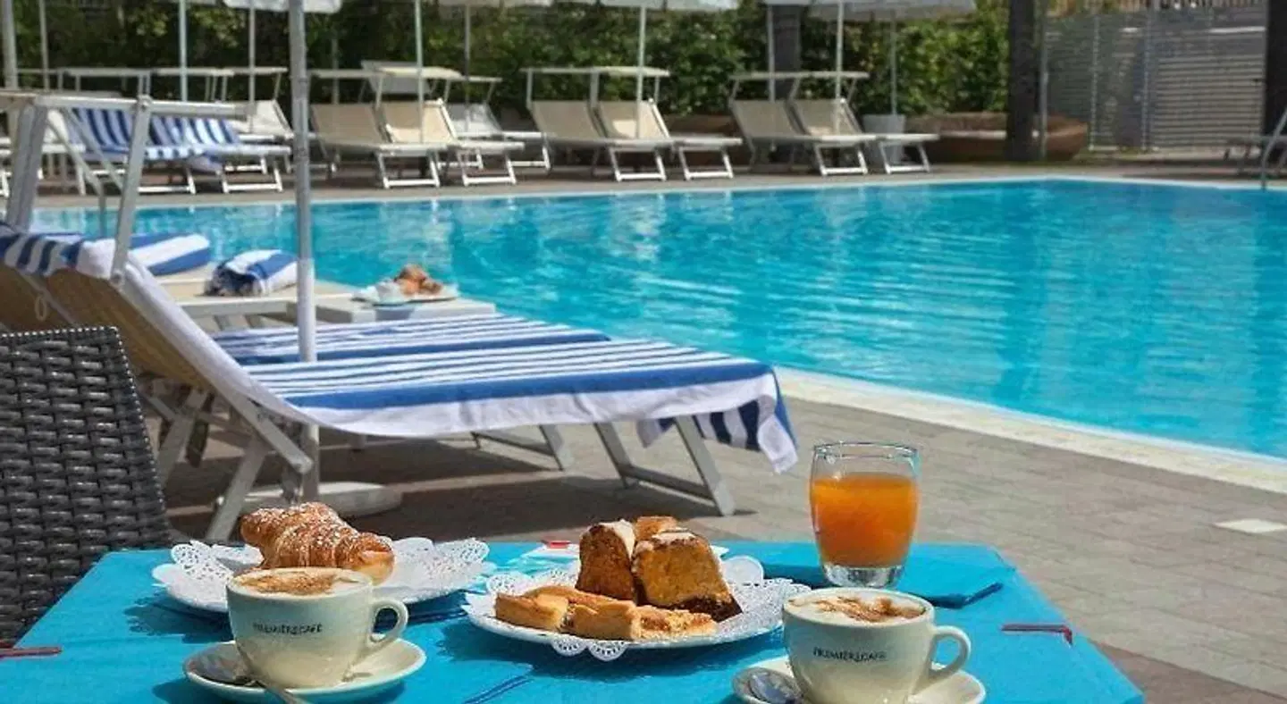 Premiere OUTDOOR_POOL