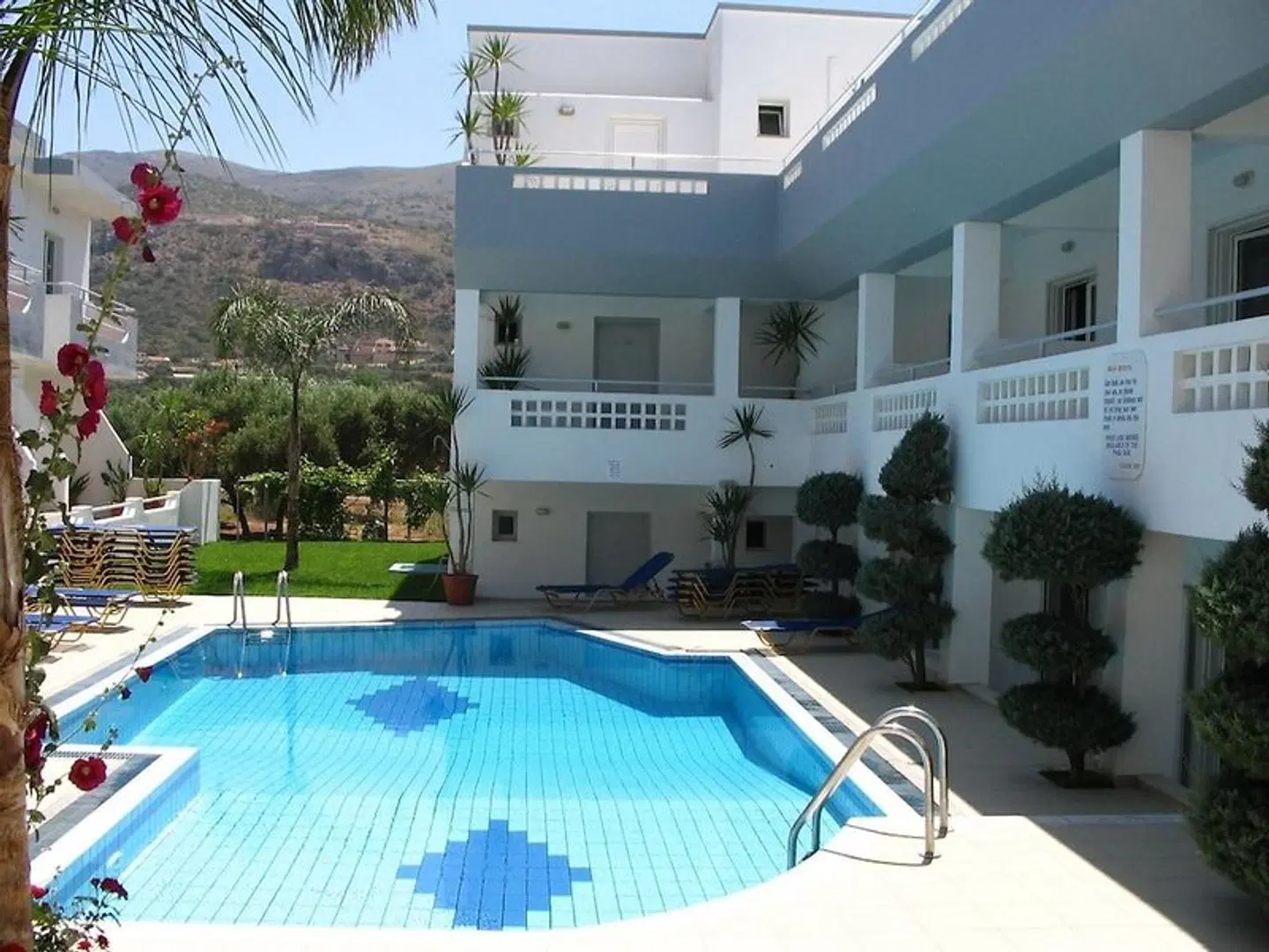 Emerald Hotel OUTDOOR_POOL