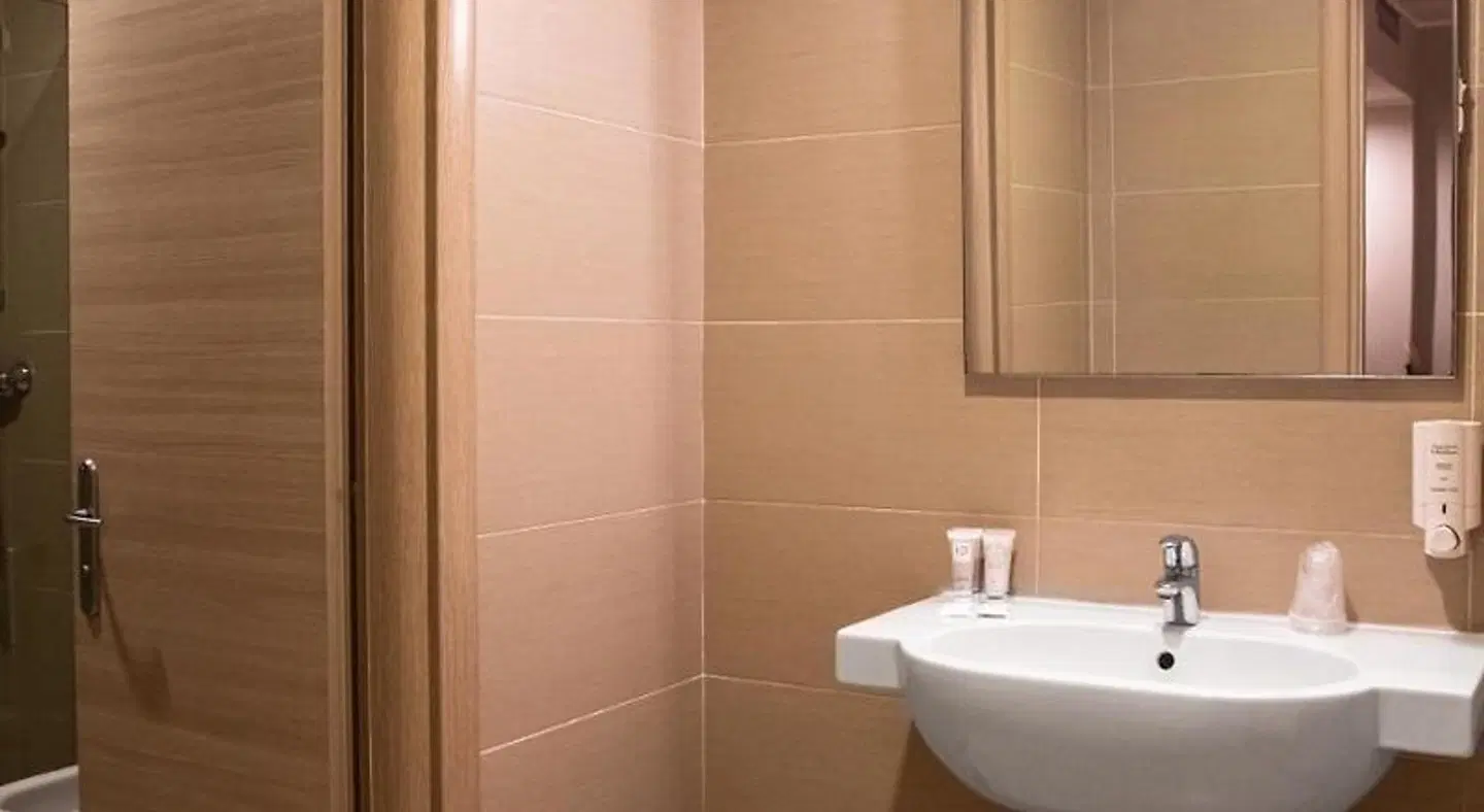 Regal Hotel & Apartments Badezimmer