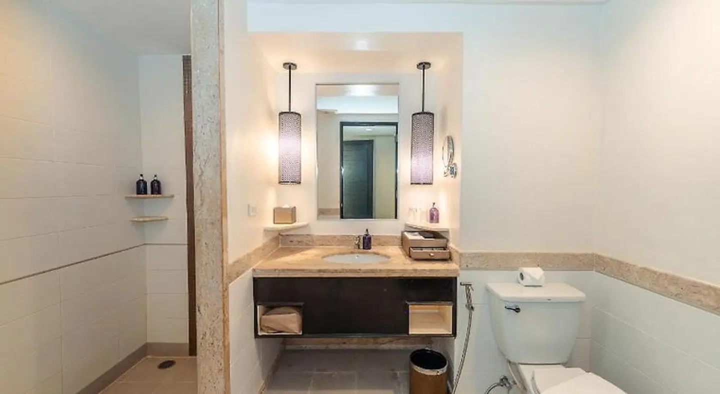Centara Kata Resort Phuket Badezimmer