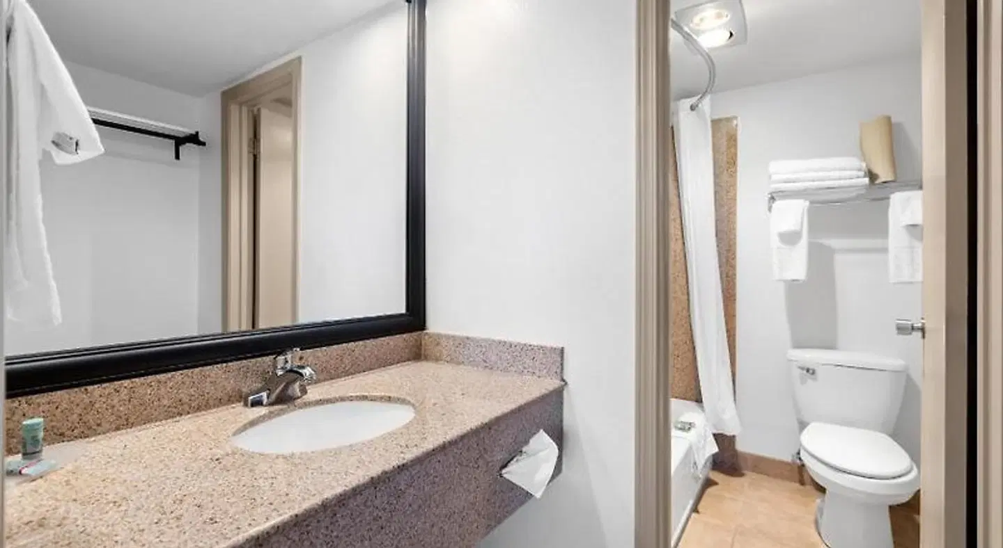 Best Western PLUS Vista Inn at the Airport Badezimmer