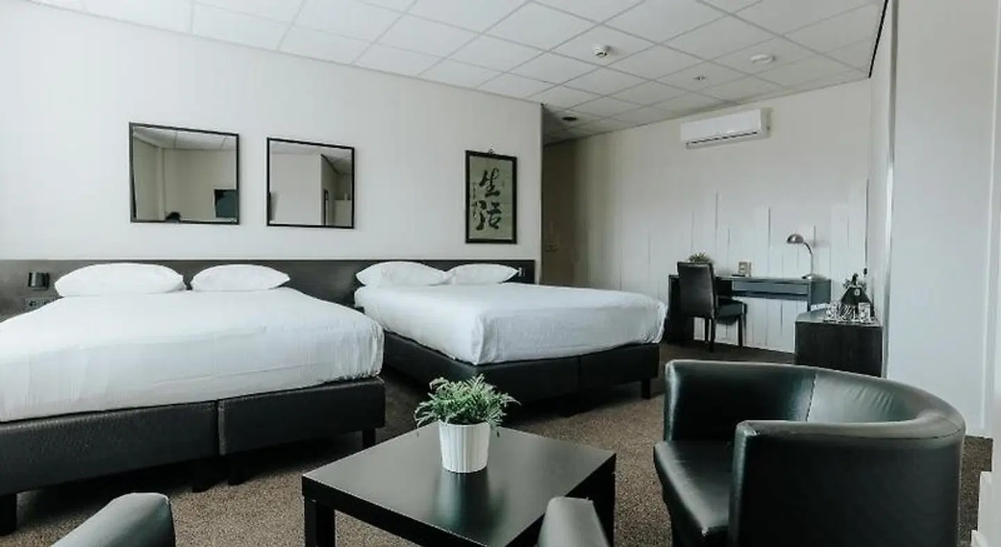 Queen ROOM_EXAMPLE