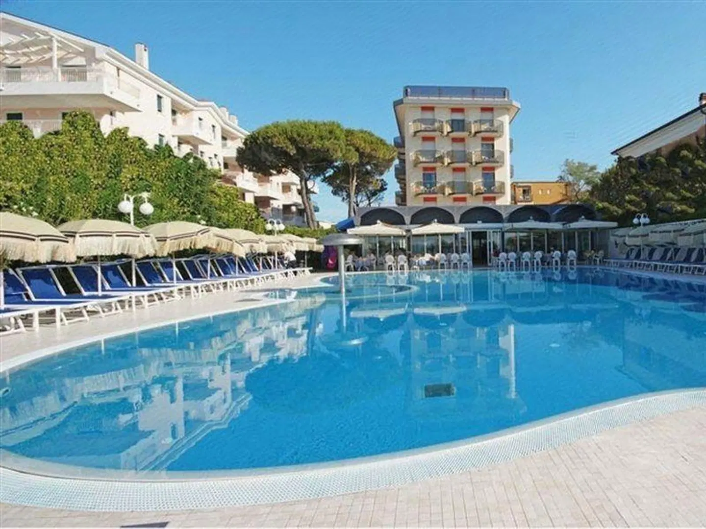 Hotel Cambridge OUTDOOR_POOL