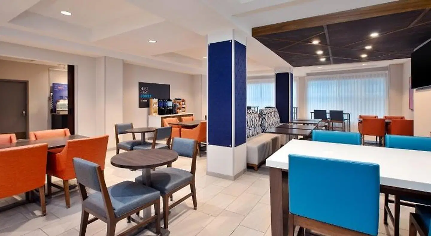 Holiday Inn Express & Suites Grand Rapids-North by IHG LOUNGE_LOBBY