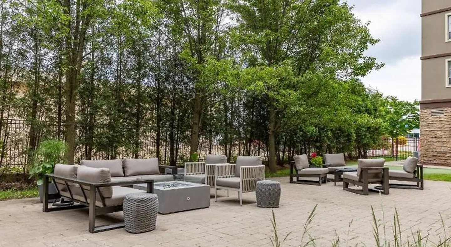 Staybridge Suites Guelph by IHG Terrasse