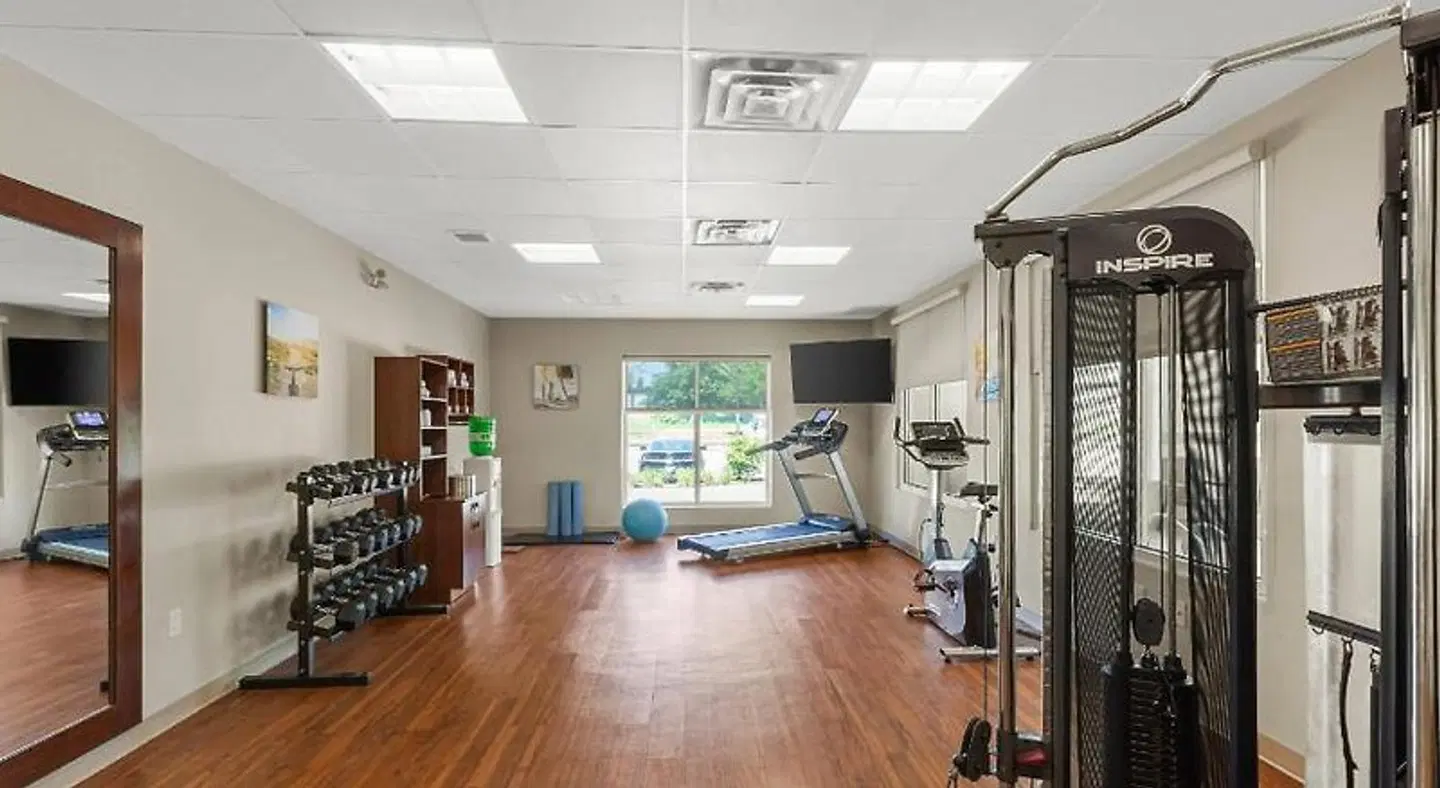 Comfort Inn & Suites SPORTS_AND_LEISURE