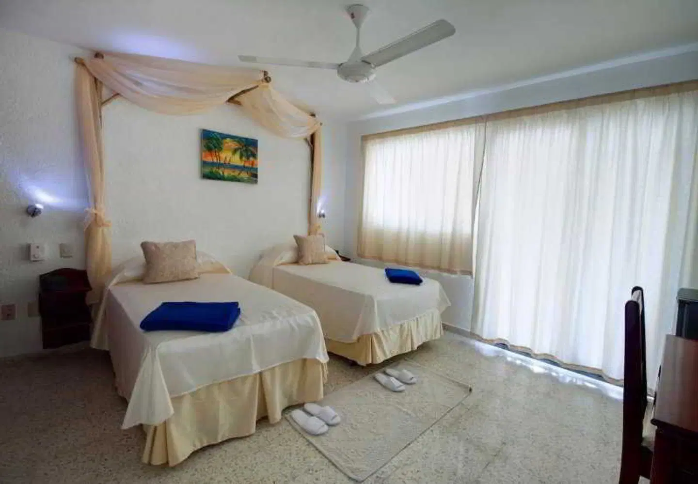 Playa Esmeralda ROOM_EXAMPLE
