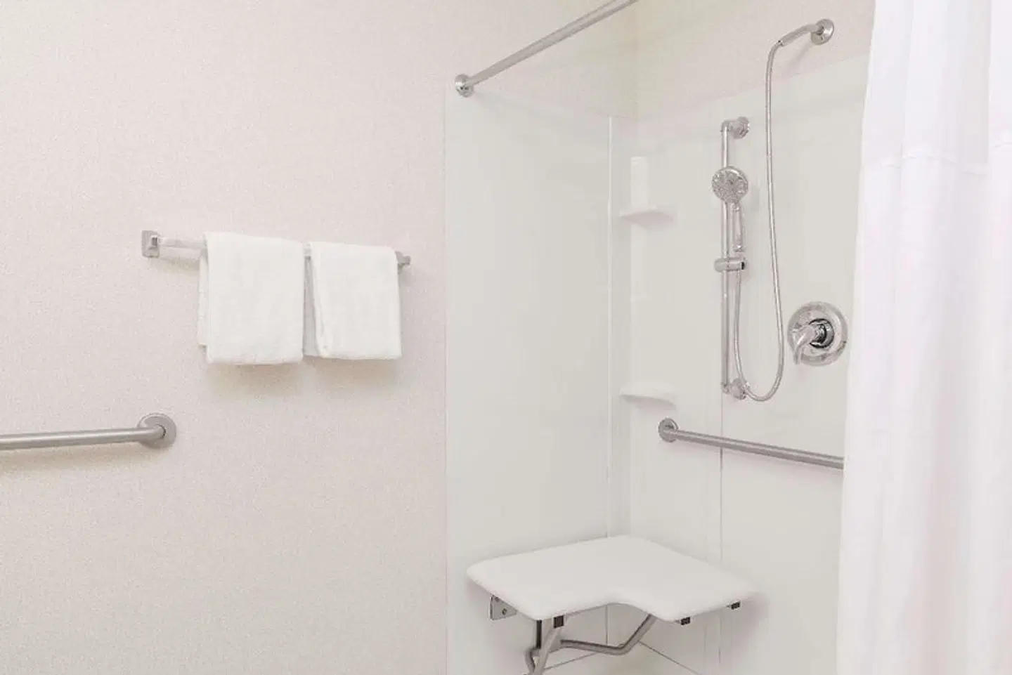 Days Inn by Wyndham Albany SUNY Badezimmer