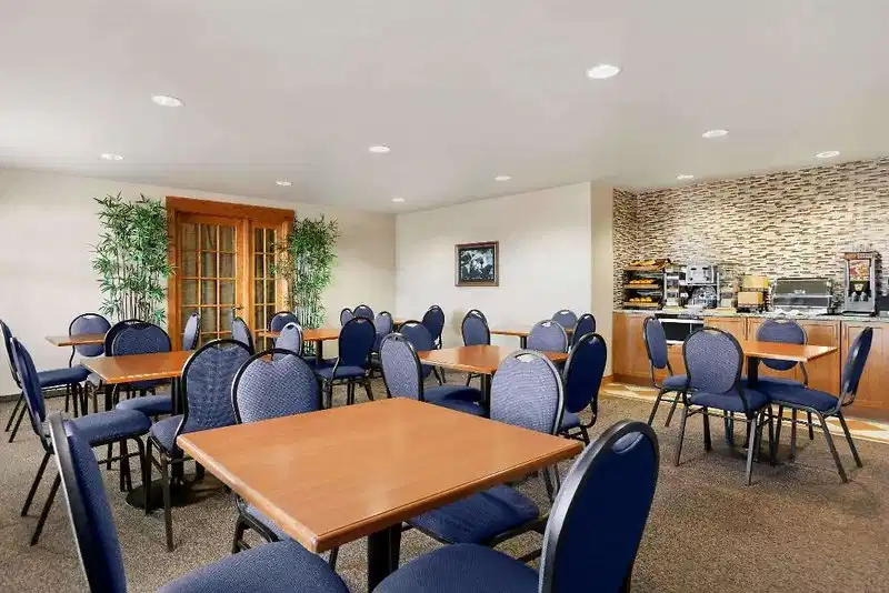 Days Inn & Suites by Wyndham Thompson – Hotelfoto
