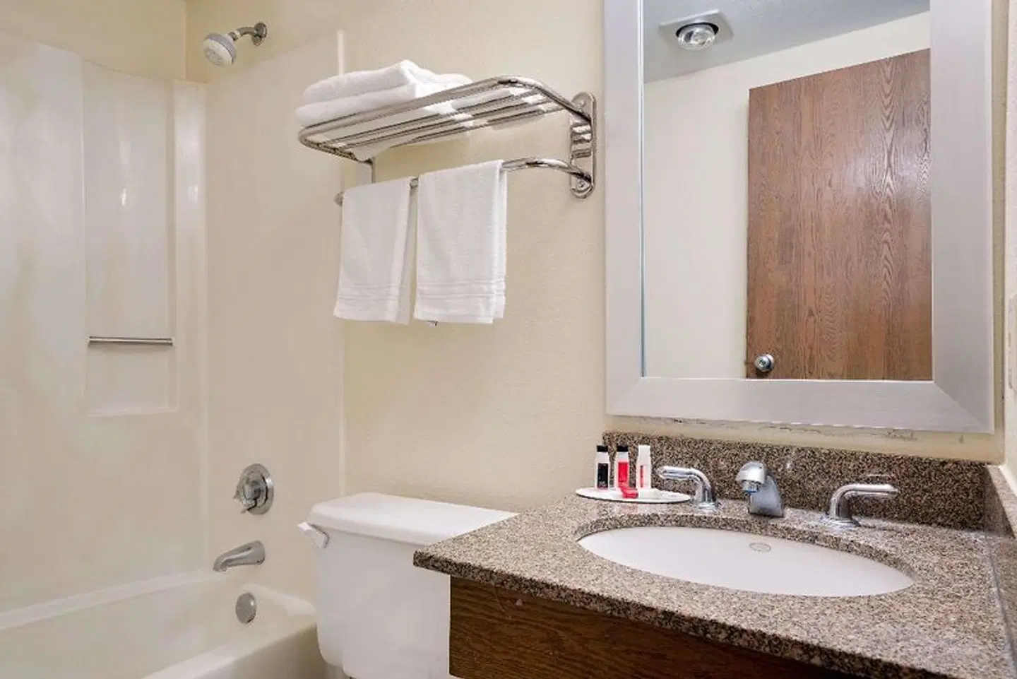 Days Inn by Wyndham Mounds View Twin Cities North Badezimmer