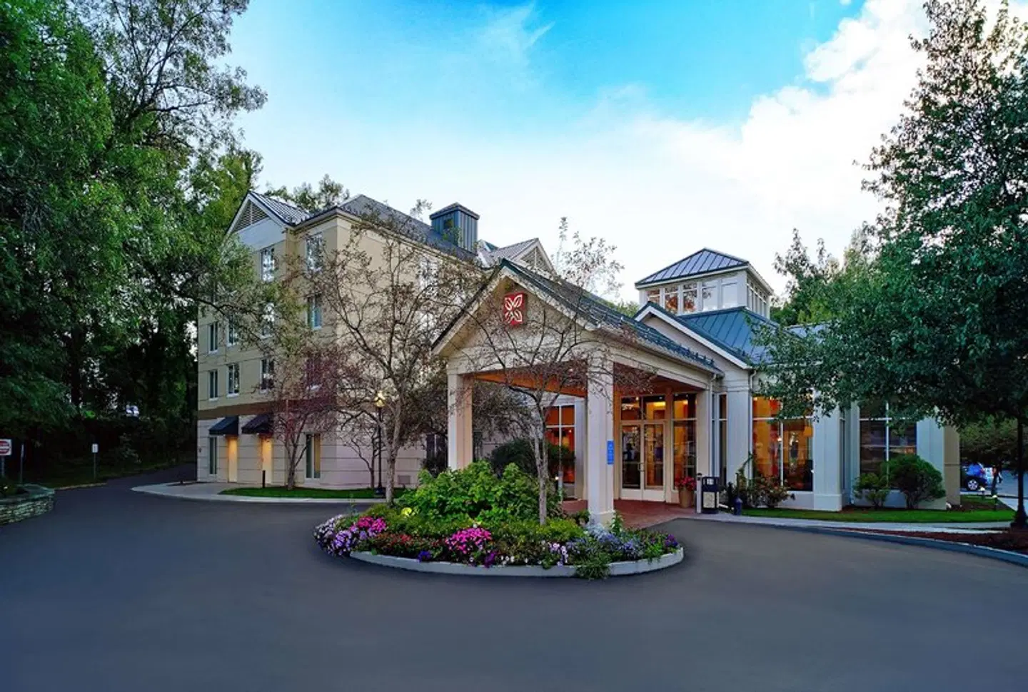 Hilton Garden Inn Saratoga Springs EXTERIOR