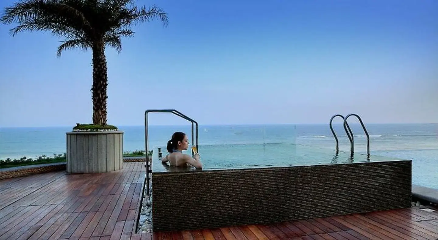 Novotel Visakhapatnam Varun Beach Hotel Terrasse