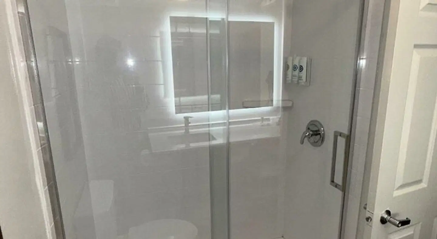 Comfort Suites University Badezimmer