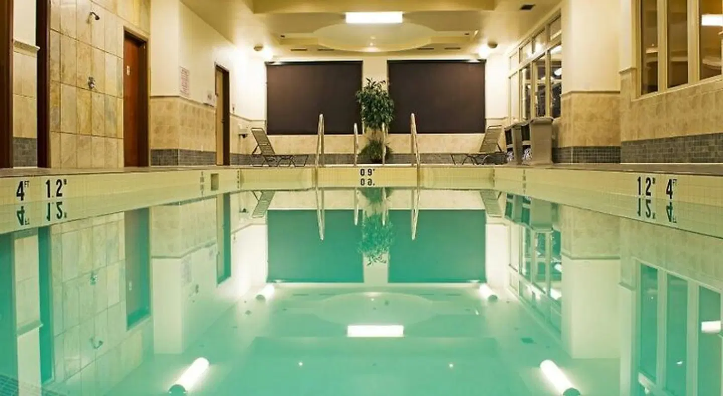 Holiday Inn & Suites West Edmonton by IHG Hallenbad