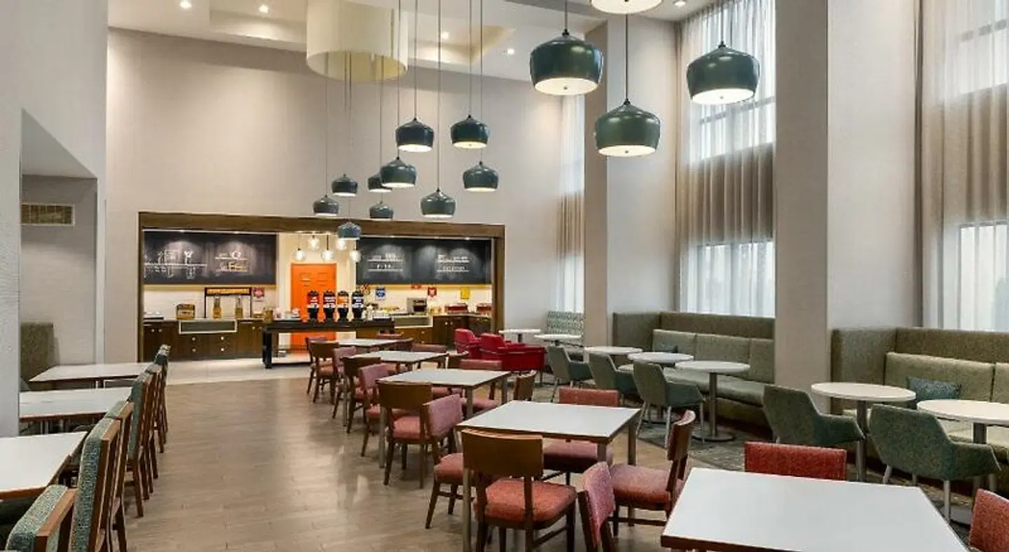 Hampton Inn & Suites by Hilton Montreal-Dorval Restaurant