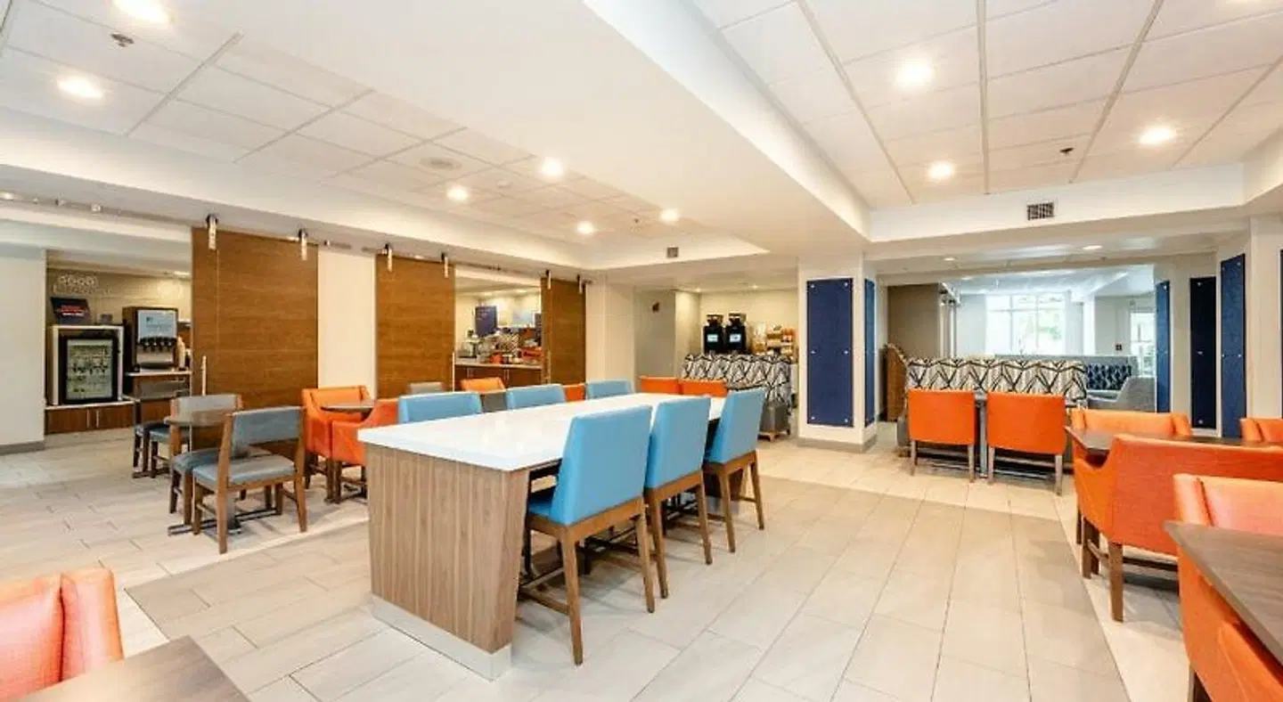 Holiday Inn Express & Suites Charleston-Ashley Phosphate by IHG Restaurant