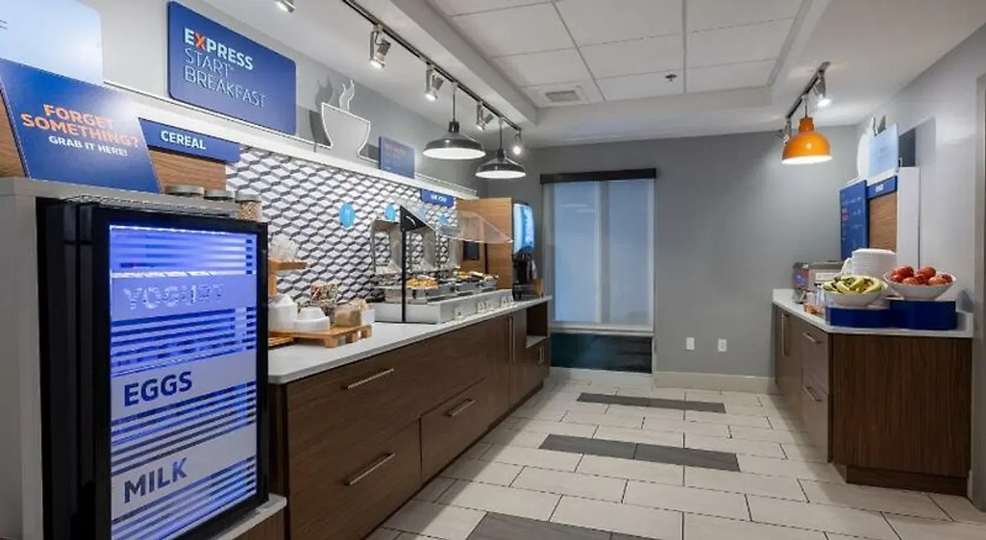 Holiday Inn Express Charleston US Hwy 17 & I-526 by IHG LOUNGE_LOBBY