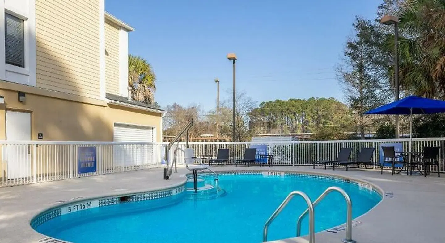 Holiday Inn Express Charleston US Hwy 17 & I-526 by IHG OUTDOOR_POOL