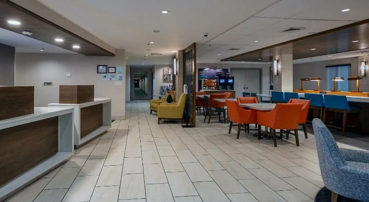 Holiday Inn Express Charleston US Hwy 17 & I-526 by IHG LOUNGE_LOBBY