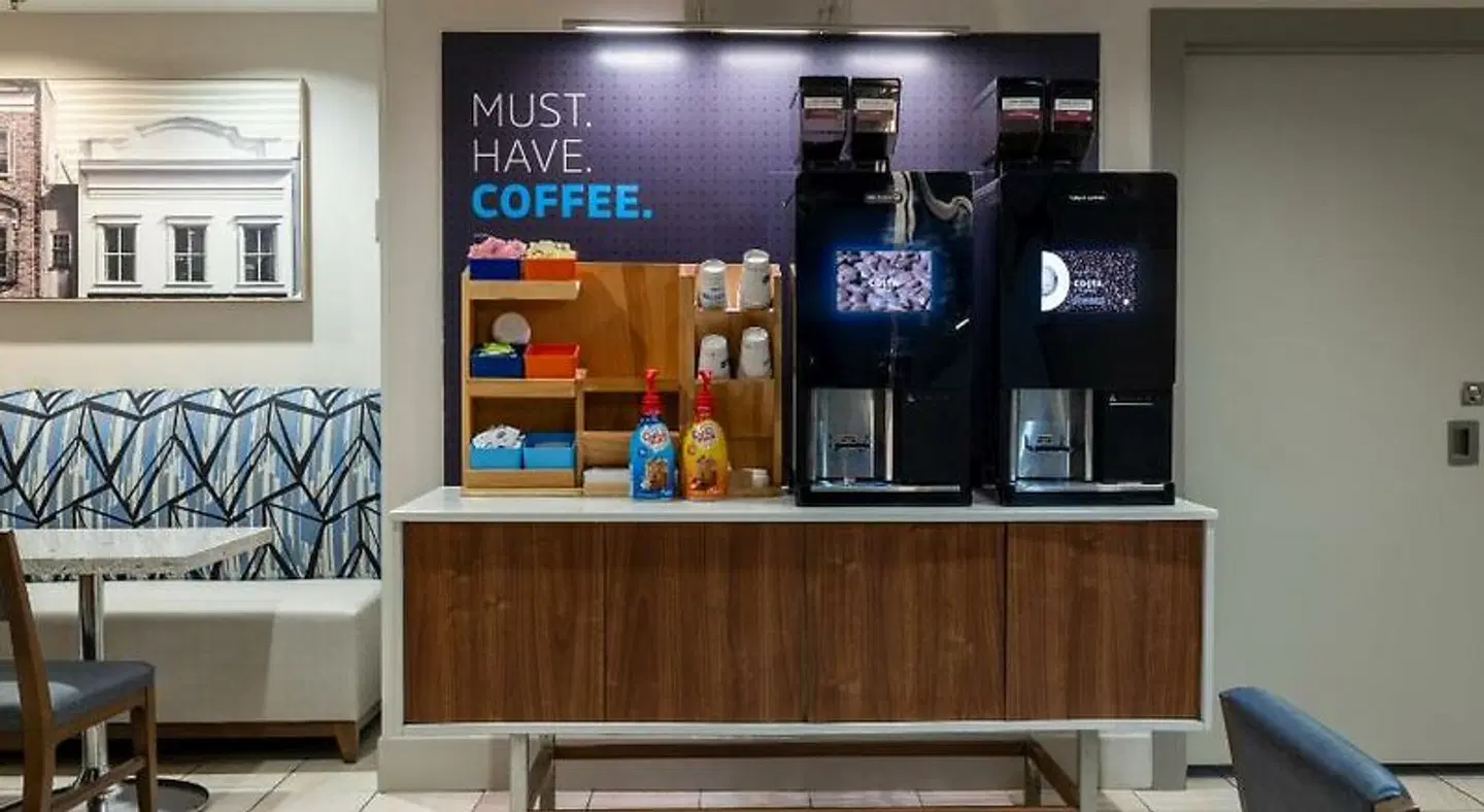 Holiday Inn Express Charleston US Hwy 17 & I-526 by IHG Bar