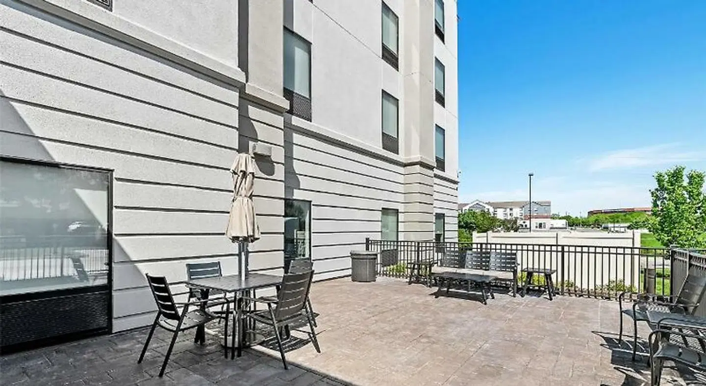 Hampton Inn Omaha/West Dodge Road (Old Mill) Terrasse