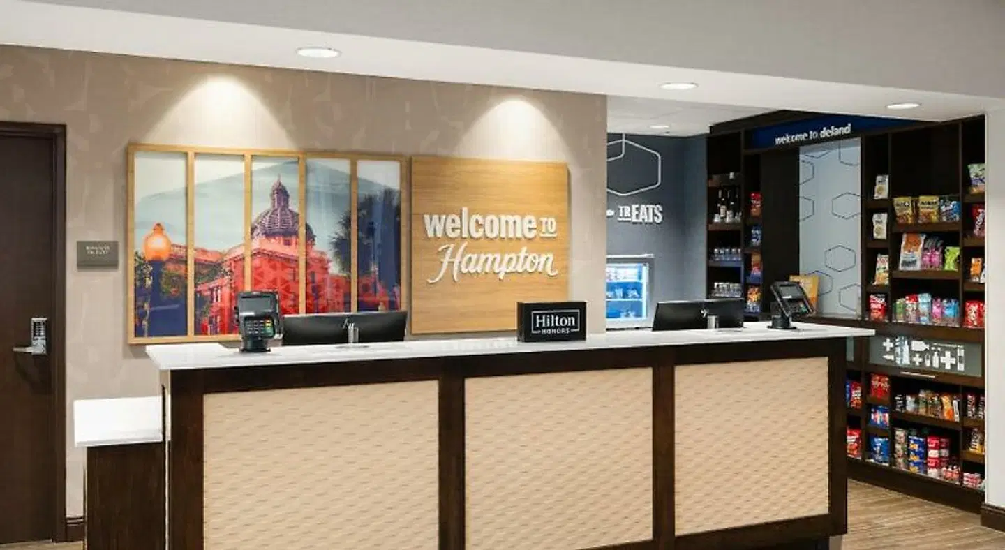 Hampton Inn & Suites Deland Bar