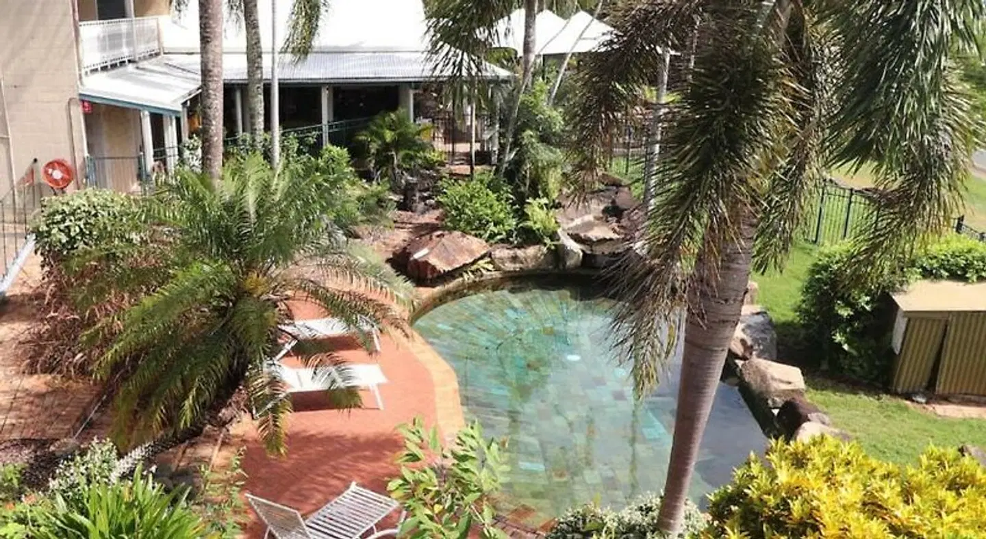 Colonial Palms Motor Inn OUTDOOR_POOL