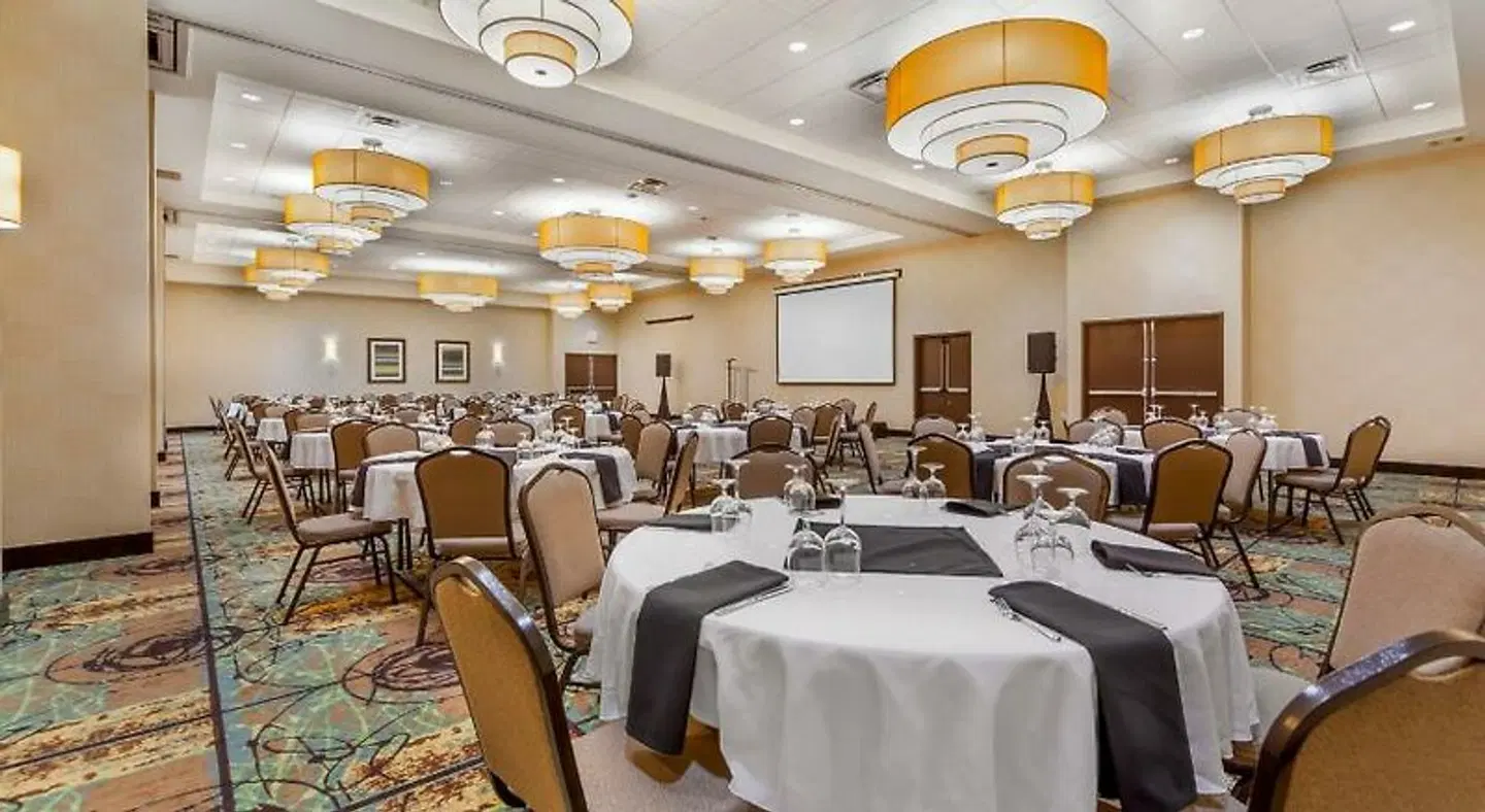 Holiday Inn Hotel & Suites Edmonton Arpt - Conference Ctr by IHG Restaurant