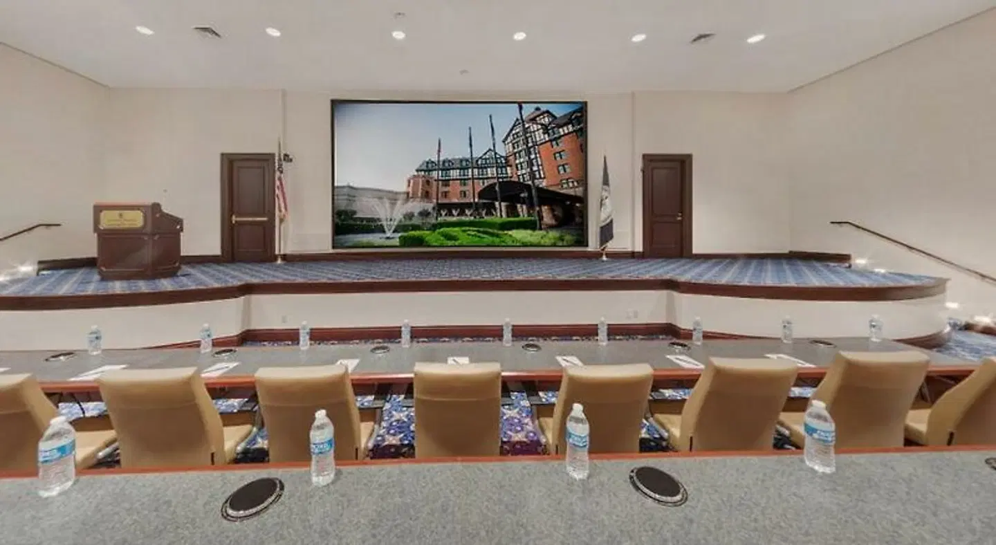 The Hotel Roanoke & Conference Center, Curio Collection by Hilton Bar